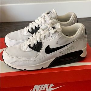 Nike women’s Air Max 90 Essential Lifestyle Shoes